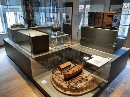 Gradski Muzej Korčula, postament za makete brodova, foto 2