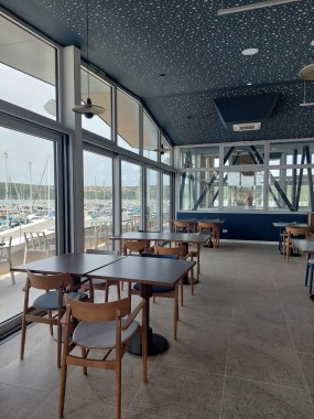 Restoran Marina Punat, stolovi i stolice, pogled na marinu, foto 2