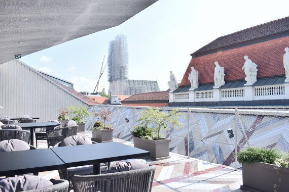 3. MET Boutique Hotel 5*, vanjska terasa, 5. kat, pogled na zagrebačku katedralu, izvor: D2D INTERIJERI