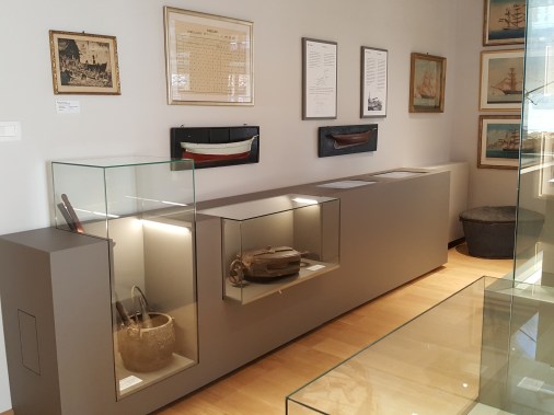 Gradski Muzej Korčula, postament s ekranima i vitrinama