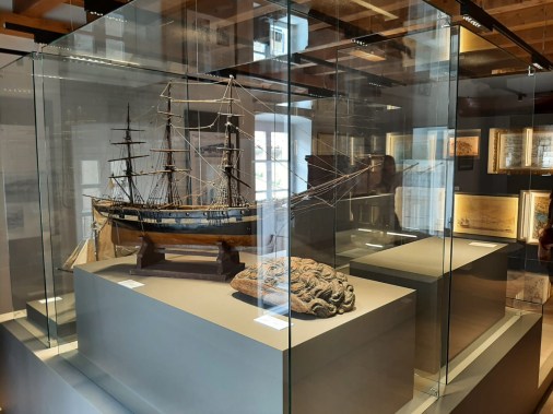 Gradski Muzej Korčula, postament za makete brodova, foto 3