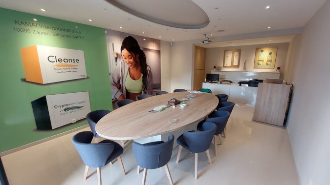 Opremanje poslovnog prostora tvrtke Kamai international namještajem po mjeri