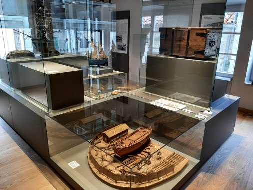 Gradski Muzej Korčula, postament za makete brodova, foto 4