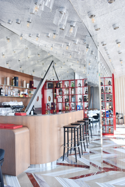 6. MET Boutique Hotel, restoran, 5. kat, šank i retrošank sa staklenim crvenim policama, izvor: D2D INTERIJERI