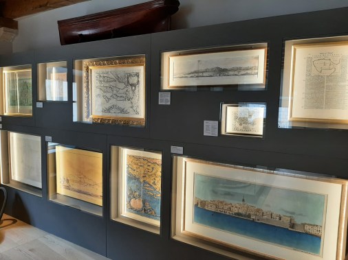 Gradski Muzej Korčula, vitrina za zemljopisne karte, foto 2