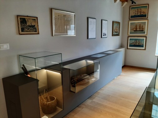 Gradski muzej Korčula, postament s izlošcima i staklenim vitrinama