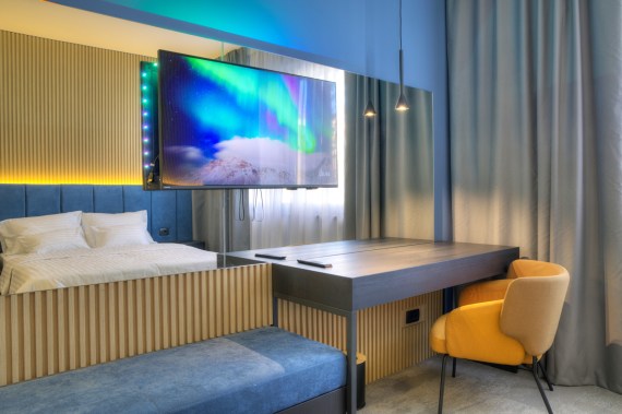 Hotel Držićeva, hotelska soba,  klupa s jastukom, zidna letvičasta oboga i radni stol