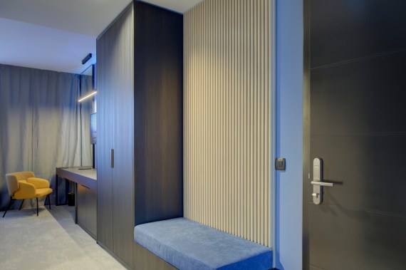 Hotel Držićeva, hotelska soba, ormari kompozicija, klupa s jastukom, zidna letvičasta oboga i radni stol, apartman