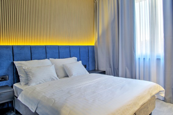 Hotel Držićeva, Hespo krevet i madrac, tapecirano uzglavlje, zidna letvičasta obloga