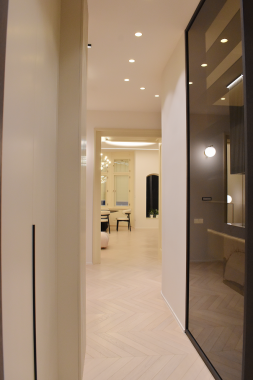 Hodnik s ugradbenim ormarom i staklenom stijenom