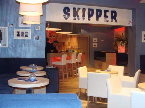 Caffe bar Skipper, interijer, pogled na šank