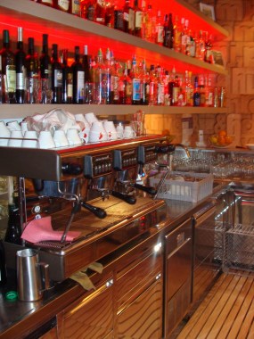 Caffe bar Skipper, šank i police