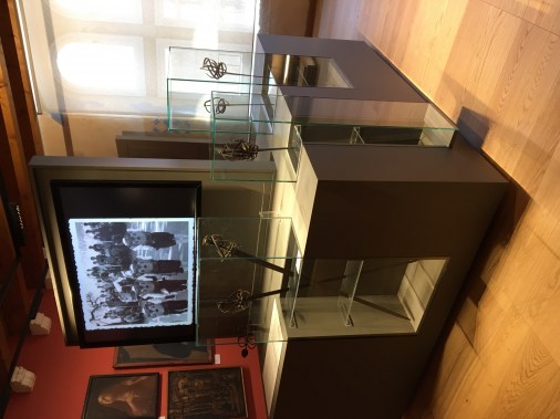 Gradski Muzej Korčula, postament za mačeve i za ekrane